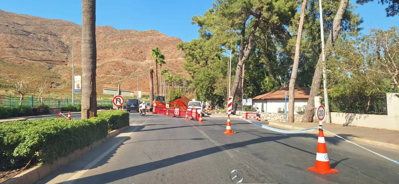 The road between Marmaris and İçmeler has reduced to a single lane!