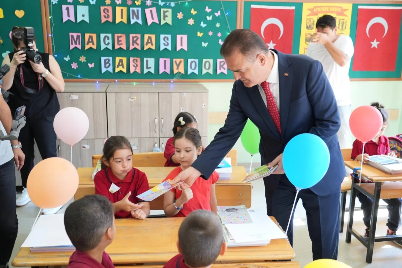 Eğitim-Öğretim Vali Akbıyık’ın Ders Zilini Çalmasıyla Başladı!