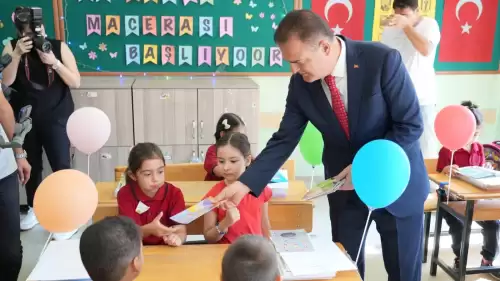 Eğitim-Öğretim Vali Akbıyık’ın Ders Zilini Çalmasıyla Başladı!