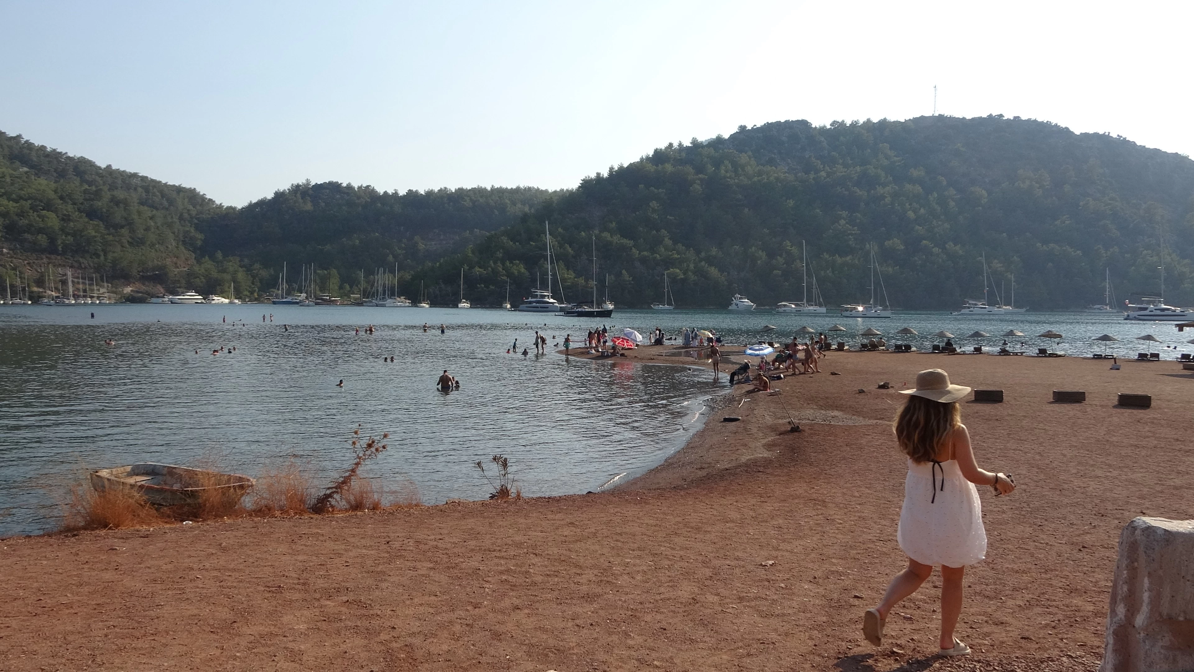 The natural wonder Kızkumu Beach attracts great attention at all hours of the day.